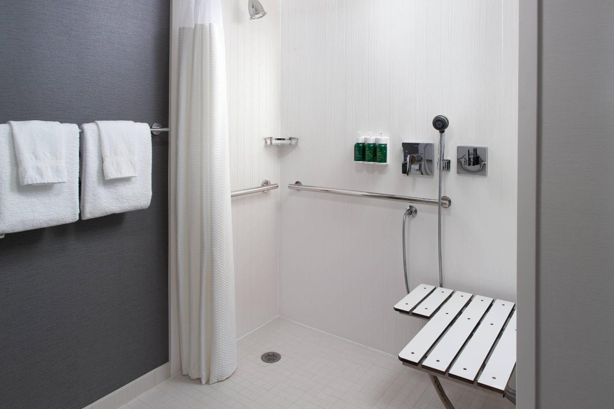 Courtyard By Marriott Raleigh Midtown Hotel Ngoại thất bức ảnh