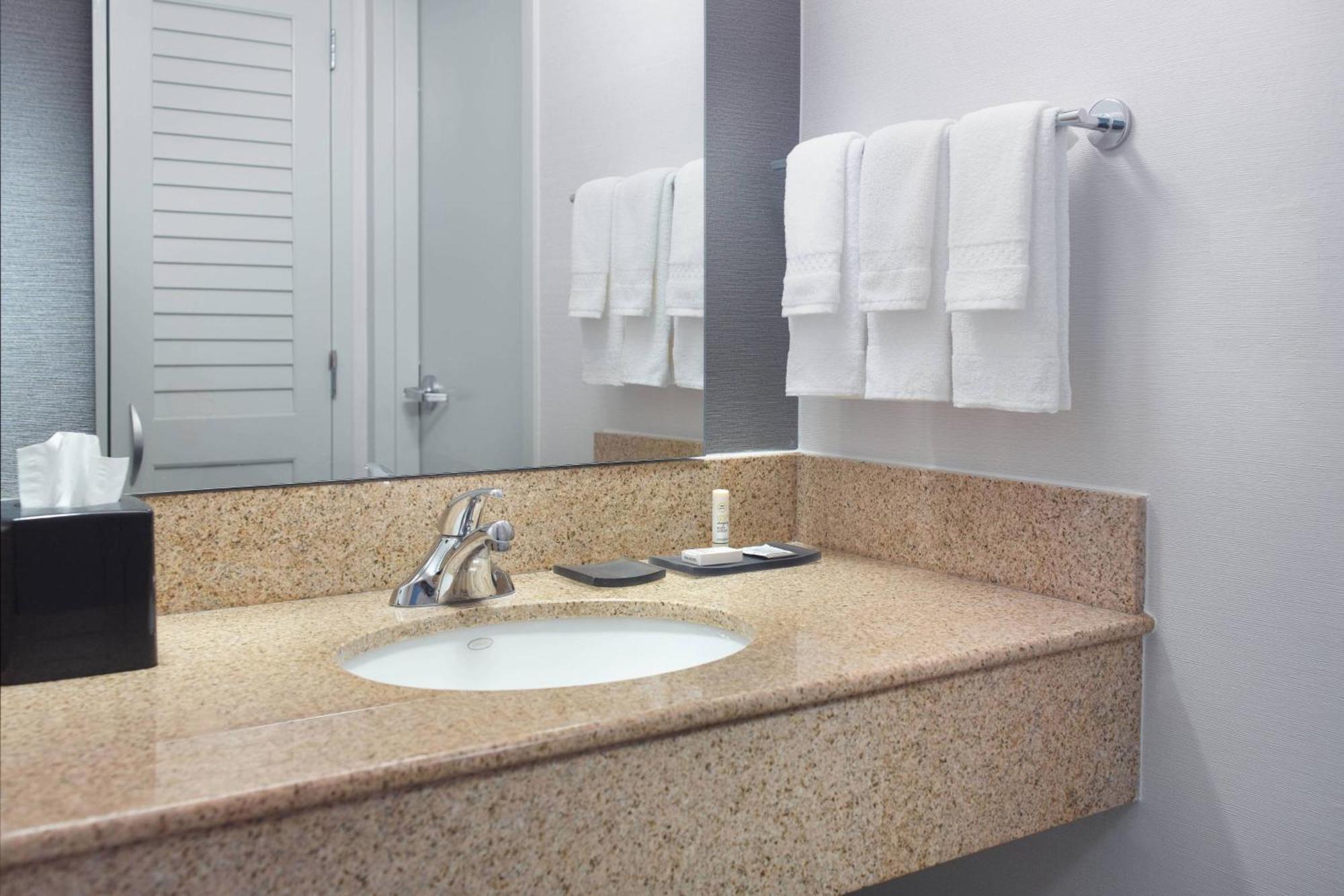 Courtyard By Marriott Raleigh Midtown Hotel Ngoại thất bức ảnh